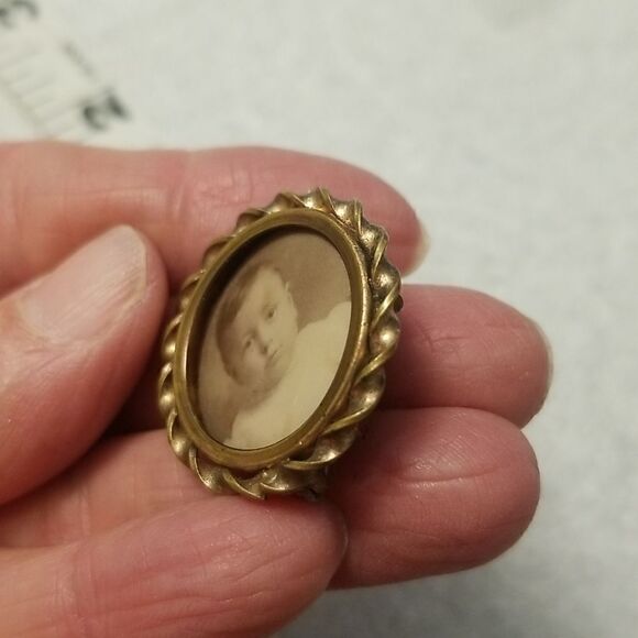 Antique Baby photo  brooch gold tone pin - Picture 9 of 13
